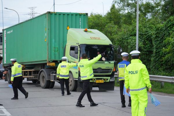 Libur Nataru, Korlantas Larang Truk Sumbu Tiga Melintas di Tol Jakarta–Cikampek