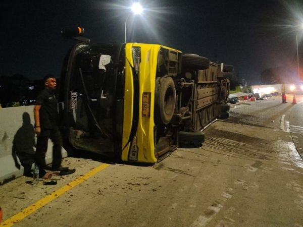 Bus Cahaya Trans Terguling di Tol Krapyak Semarang, 16 Penumpang Meninggal Dunia