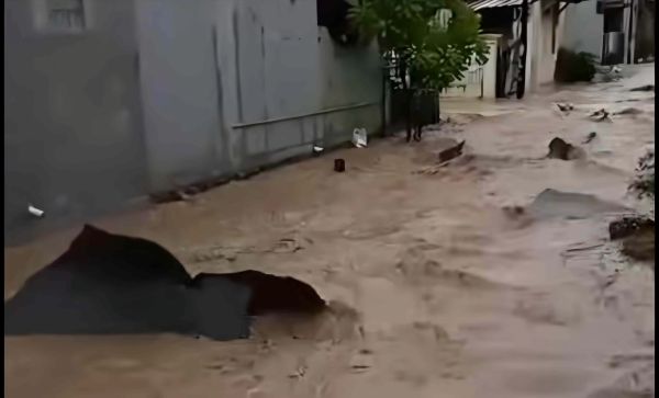 Viral Video Aspal Hanyut Terbawa Banjir di Cirebon Dipastikan Hoaks