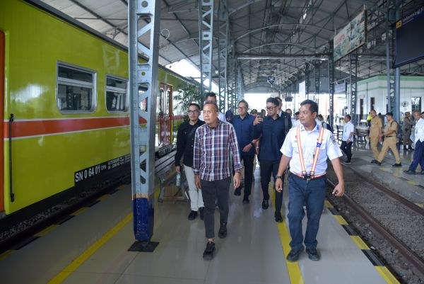 Elektrifikasi Cikarang–Cikampek Ditargetkan Selesai 2027, DPR Dorong KRL Tembus Karawang