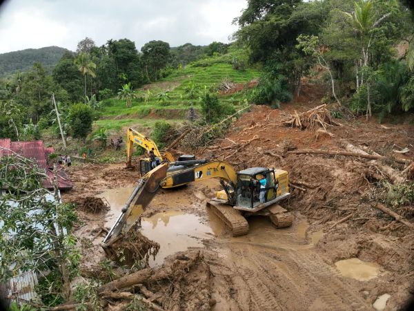321 Titik Jalan Rusak, Penanganan Darurat di Sumbar Digenjot 25 Alat Berat