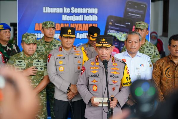 Waspada Cuaca Ekstrem Saat Nataru, Kapolri Cek Kesiapan di Stasiun Tawang dan Merak