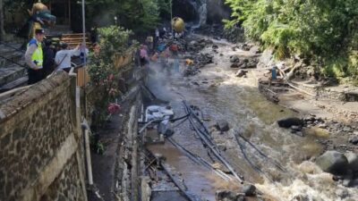 Banjir Bandang Terjang Wisata Guci Tegal, Sejumlah Fasilitas Rusak