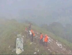 Evakuasi Pesawat ATR Terkendala Cuaca, Tim SAR Dirikan Tenda di Puncak Bulusaraung