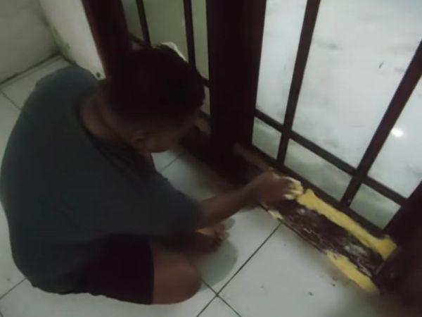 Viral Cara Unik Warga Cegah Air Banjir Masuk Rumah, Oleskan Mentega di Kusen Jendela