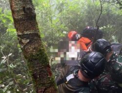 Lawan Hujan dan Jurang, SAR Evakuasi Korban Pertama Pesawat ATR dengan Teknik Rappeling