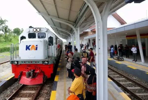 Dampak Cuaca Ekstrem, Perjalanan Kereta ke Malang Alami Keterlambatan Hingga 5 Jam