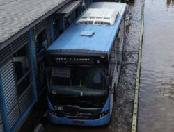 Banjir Sejak Dini Hari, Sejumlah Rute Transjakarta Dihentikan Sementara