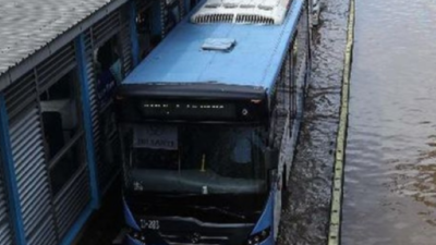 Banjir Sejak Dini Hari, Sejumlah Rute Transjakarta Dihentikan Sementara