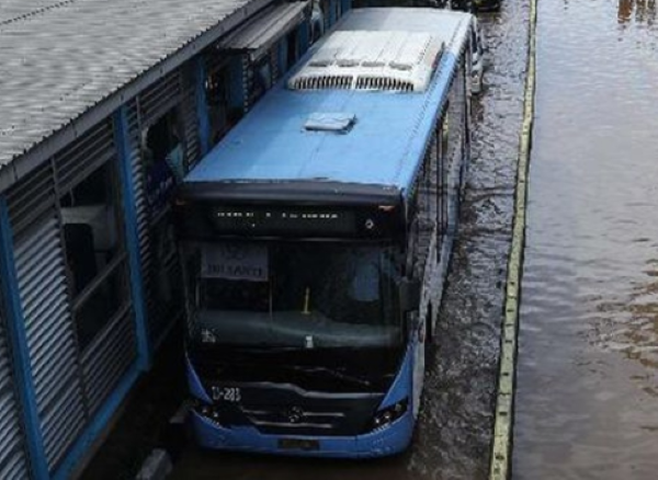 Banjir Sejak Dini Hari, Sejumlah Rute Transjakarta Dihentikan Sementara