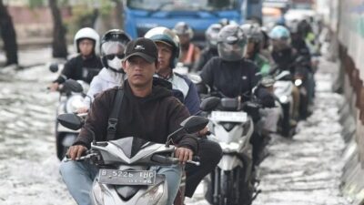 Banjir Rendam Jakarta, Polisi Izinkan Motor Masuk Tol
