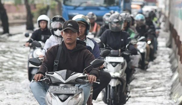 Banjir Rendam Jakarta, Polisi Izinkan Motor Masuk Tol