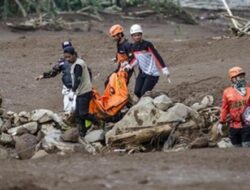 Tim SAR Temukan Satu Keluarga Tewas Berangkulan di Lokasi Longsor Cisarua