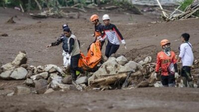 Tim SAR Temukan Satu Keluarga Tewas Berangkulan di Lokasi Longsor Cisarua