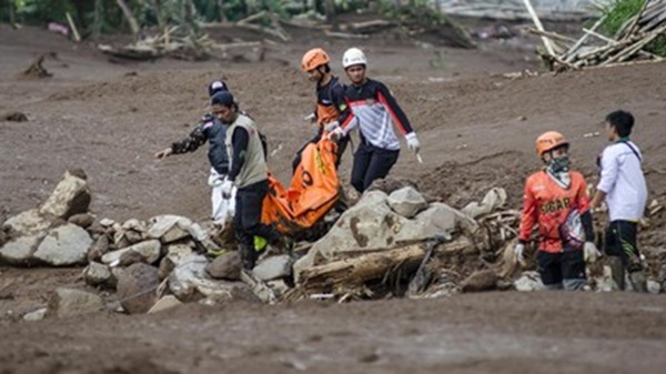 Tim SAR Temukan Satu Keluarga Tewas Berangkulan di Lokasi Longsor Cisarua