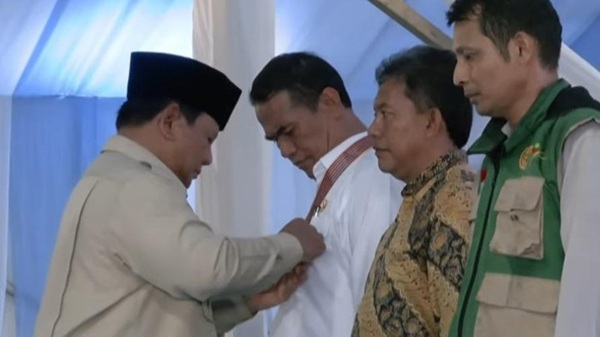 Capai Swasembada Beras, Prabowo Beri Bintang Jasa untuk Mentan dan Tokoh Pertanian