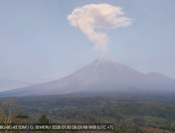 Gunung Semeru Erupsi Tiga Kali, Warga Diminta Jauhi Besuk Kobokan