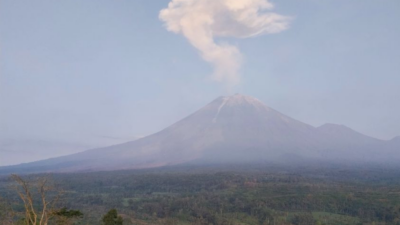 Gunung Semeru Erupsi Tiga Kali, Warga Diminta Jauhi Besuk Kobokan