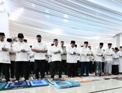 Prabowo Salat Idulfitri di Huntara Aceh Tamiang, Serahkan 7.000 Paket Bantuan