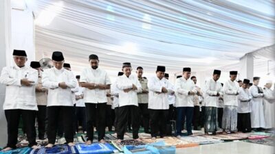 Prabowo Salat Idulfitri di Huntara Aceh Tamiang, Serahkan 7.000 Paket Bantuan