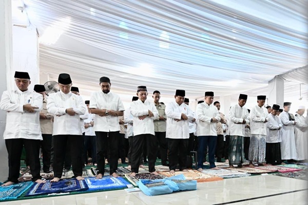 Prabowo Salat Idulfitri di Huntara Aceh Tamiang, Serahkan 7.000 Paket Bantuan