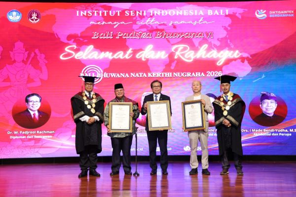 ISI Bali Anugerahkan Penghargaan Internasional kepada Dubes Fadjroel Rachman