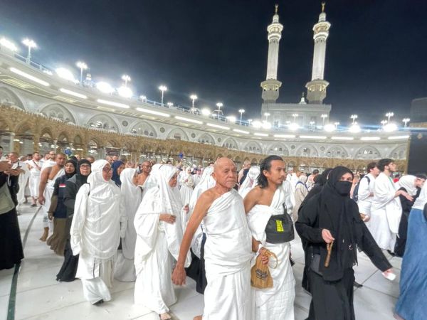 Imbas Konflik Timur Tengah, 58 Ribu Jemaah Umrah Belum Bisa Pulang