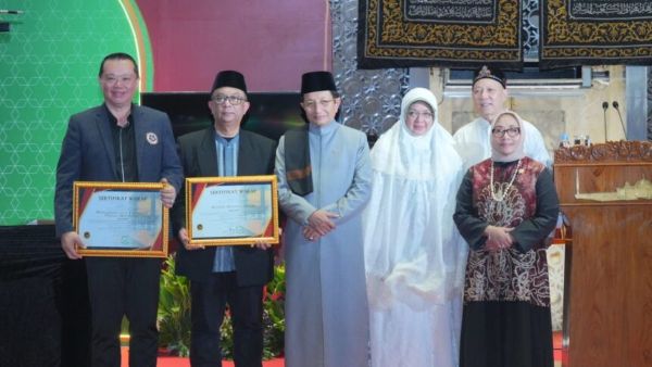 PSMTI Terima Sertifikat Wakaf Alqur'an Beriluminasi Tionghoa di Masjid Istiqlal