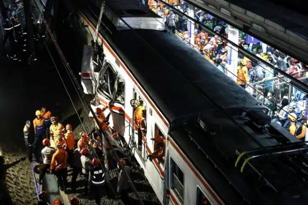 KRL vs KA Jarak Jauh di Bekasi Timur, Berikut Kronologinya